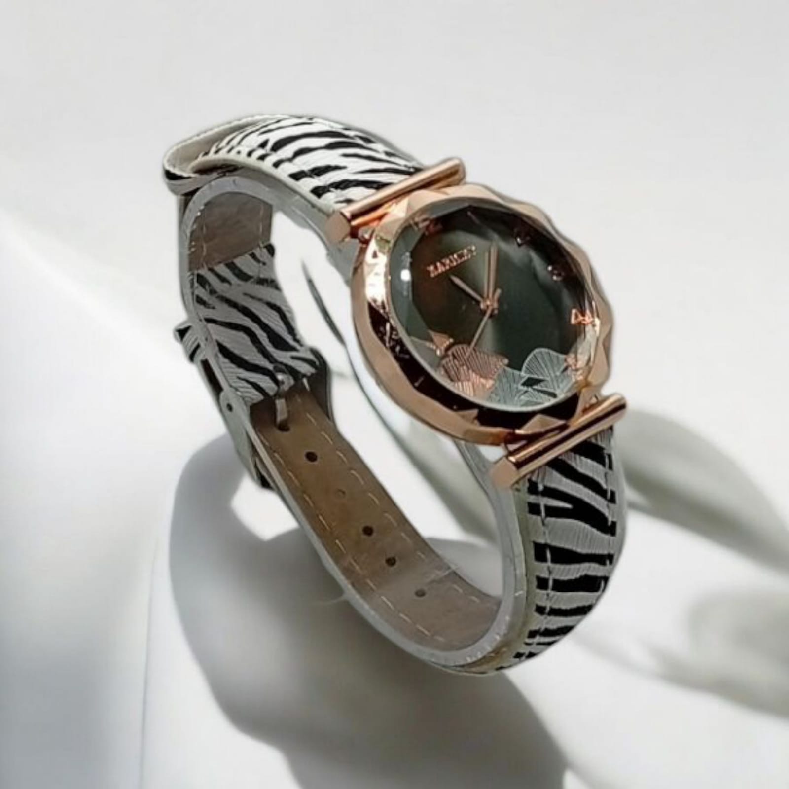 Elegant Women's Wristwatch – Modern Design with Floral Touch