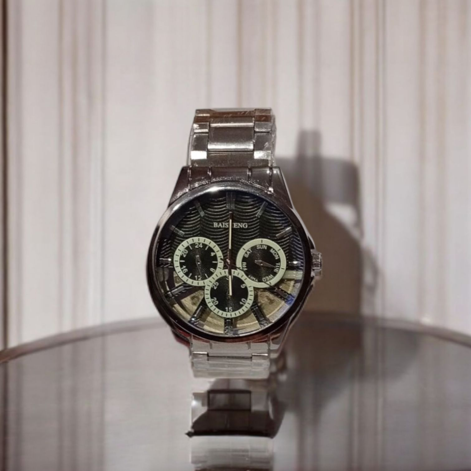 A stylish men's analog quartz watch from BAIDEHENG